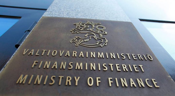 Í finnska fjármálaráðuneytinu er Markku Stenborg fulltrúi í stýrihópi sem sér um útgáfu ritsins NEPR. Hann myndi ekki hleypa stjórnmálamönnum þar nærri.