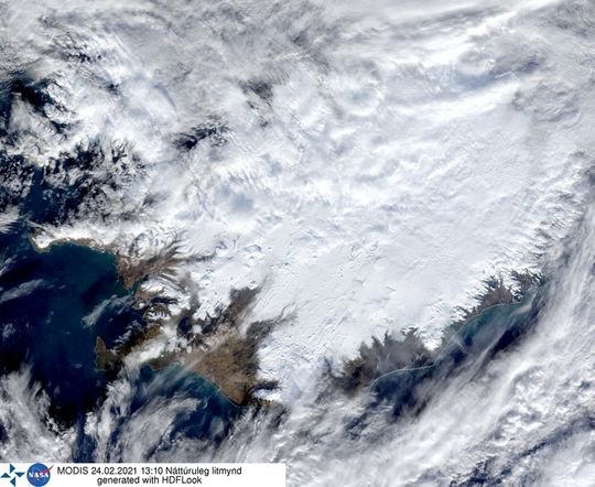 Gervitunglamynd sem tekin var 24. febrúar sýnir vel hversu snjólétt var suðvestanlands á meðan aðrir landshlutar voru huldir snjó.