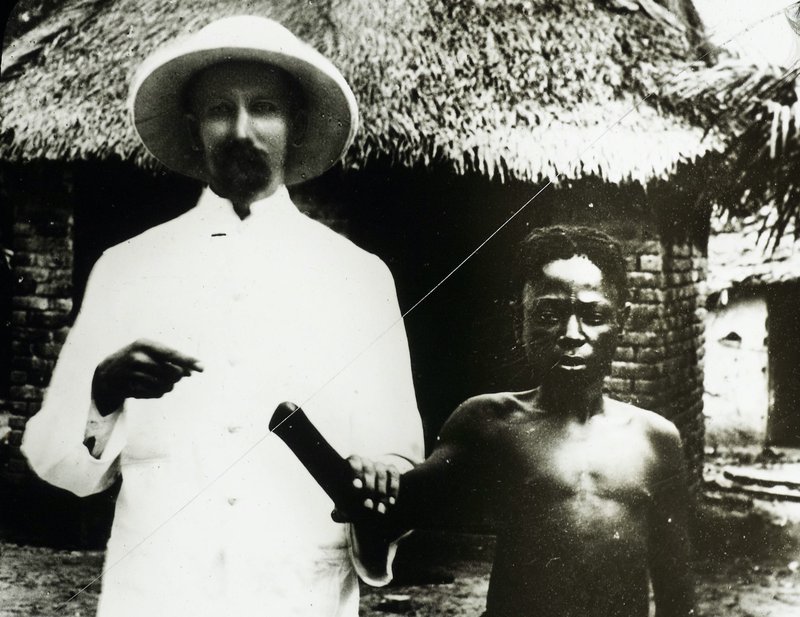 Trúboði með einum þolanda grimmdarverkanna sirka 1890 til 1910 Mynd: Wiki Commons