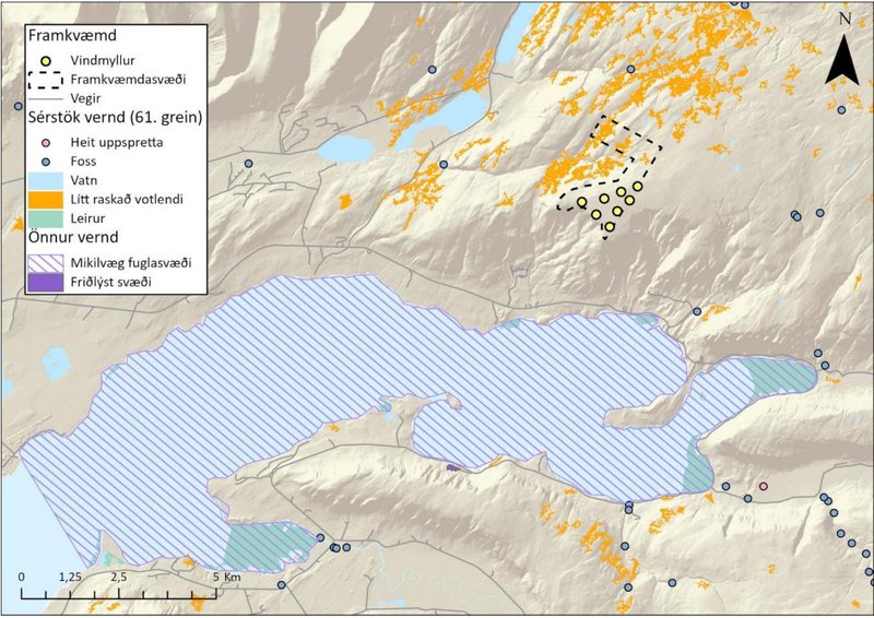 Möguleg staðsetning vindmyllanna er táknuð með gulum hringjum. Appelsínuguli liturinn táknar votlendi. Myndin er úr matsáætlun Zephyr.