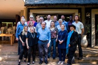 Undirbúningsaðilar Bandalags vellíðanarhagkerfa í Pretoríu í nóvember, 2017. Á myndinni eru aðilar frá Ástralíu, Bandaríkjunum, Bretlandi, Danmörku, Íslandi, Jamaíku, Keníu, og Suður Afríku.