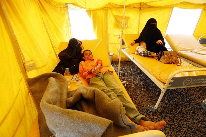 Börn sem hafa smitast af kóleru fá meðferð í tjaldi sem sett hefur verið upp við spítalann í Sana.