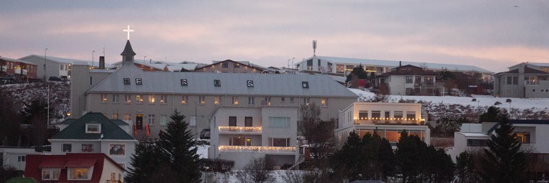 Hið glæsilega og andríka Karmelklaustur er löngu orðið eitt af staðareinkennum bæjarins. Mynd: Árni Stefán Árnason