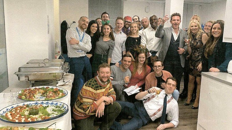 Íhaldsflokkurinn hélt partý þegar samkomutakmarkanir voru í gildi. Skjáskot: Daily Mirror