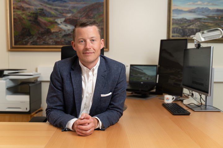 Gylfi Ólafsson á skrifstofu  sinni á Ísafirði.