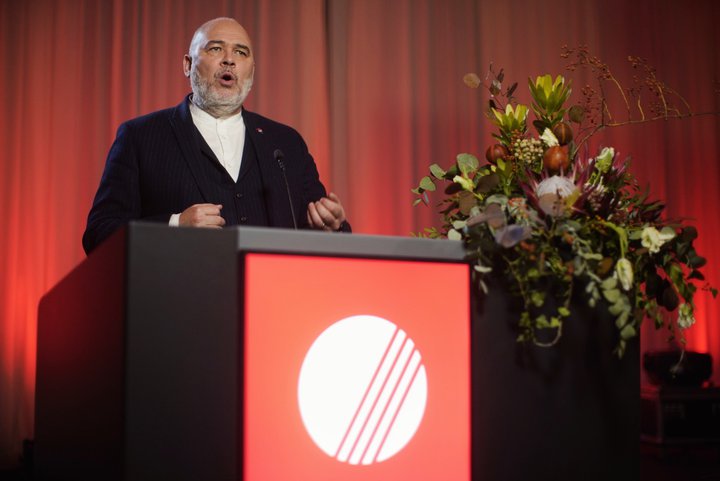 Logi í pontu á landsfundi Samfylkingarinnar í gær.