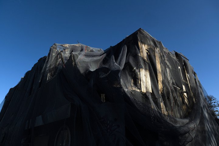 Húsarústirnar standa enn.