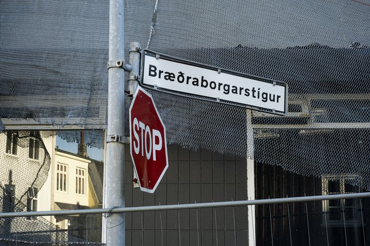 Rústir hússins að Bræðraborgarstíg 1 standa enn, yfir hálfu ári eftir að það brann.