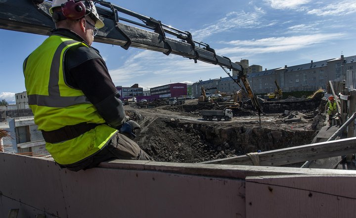 Fasteignaverð hækkar meira með hverjum mánuðinum sem líður, þar sem eftirspurn er mikil og minna er um nýbyggingar.