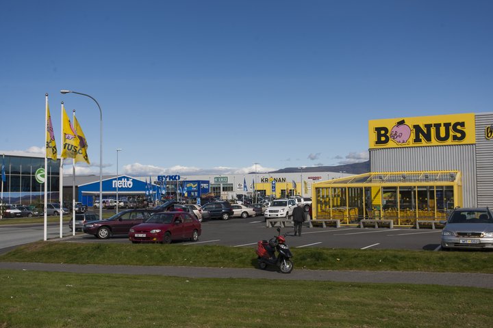 Hagar reka meðal annars verslanir Bónus um allt land. 