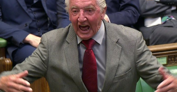 Dennis Skinner er harður í horn að taka. Hann er ósammála því að stjórnmál eigi að vera siðuð og róleg umræða. „Ég var ekki alinn þannig upp“, segir hann.