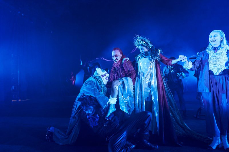 Úr verkinu sem nú er sýnt á fjölum Þjóðleikhússins. Mynd: Þjóðleikhúsið.