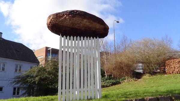 Risakjötbollan í Randers. Ekki er vitað um höfundinn en bollan var gerð úr gamalli sæng. Listamaðurinn ætlaði henni ekki langt líf og fjarlægði hana þremur mánuðum eftir uppsetningu.