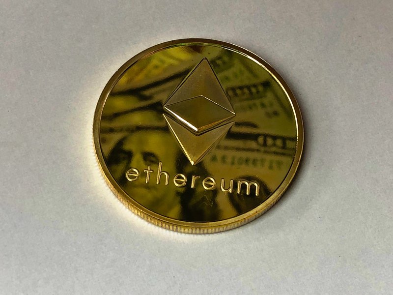 Koenig segir að það væri hægt að tengja íslensku krónuna við aðra rafmyntir, eins og t.d. ethereum.