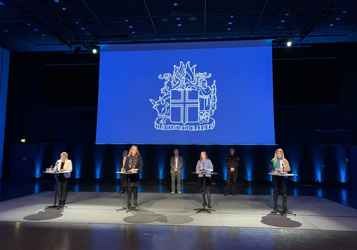 Ríkisstjórnin útskýrir nýja stefnu sína í opinberum sóttvarnaráðstöfunum í tilkynningu í dag.