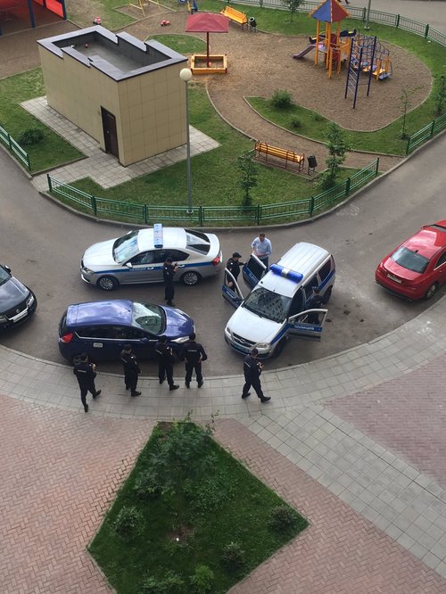 Aleksei Navalny handtekinn fyrir utan heimilið sitt