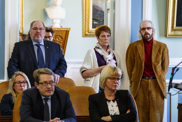 Kosningabarátta flokkanna er hafin. Eins og er bendir allt til þess að ellefu flokkar bjóði fram í næstu Alþingiskosningum. 