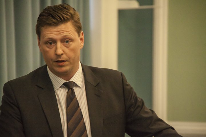 Höskuldur Þórhallsson, þingmaður Framsóknarflokksins í norðausturkjördæmi, ætlar að leggja fram frumvarp sem koma á í veg fyrir lokun neyðarbrautarinnar svokölluðu.