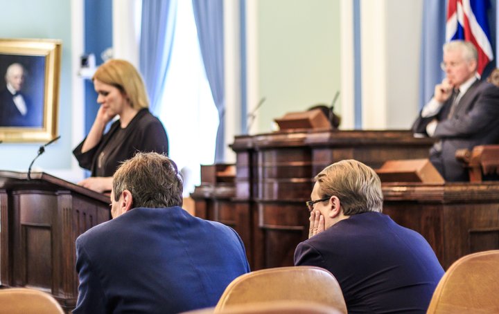 Á Alþingi hefur fjórflokkurinn svokallaði yfirleitt notið mikils meirihluta, aukaframboð hafa ekki hoggið stórt skarð. Nú lítur út fyrir að breyting sé að verða á einkenni íslenskrar flokkaskipan.