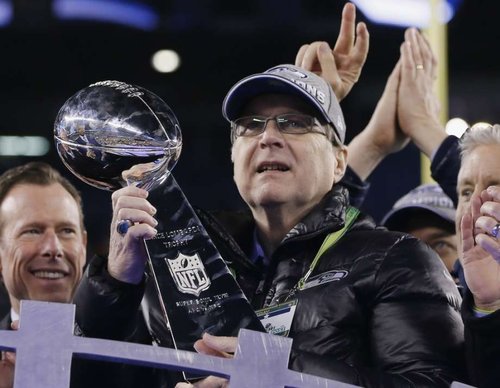 Hér sést Paul Allen fagna NFL titlinum þegar Seattle Seahawks unnu hann.