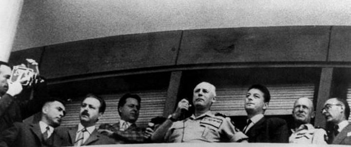 Margir forsvarsmenn franska herliðsins í Alsír, með liðsstyrk svartfætlinga, evrópskra innflytjenda og afkomenda þeirra, tóku völdin í Algeirsborg og þrýstu á um breytingar í frönsku stjórnkerfi og að Charles de Gaulle yrði gerður að leiðtoga Frakklands á