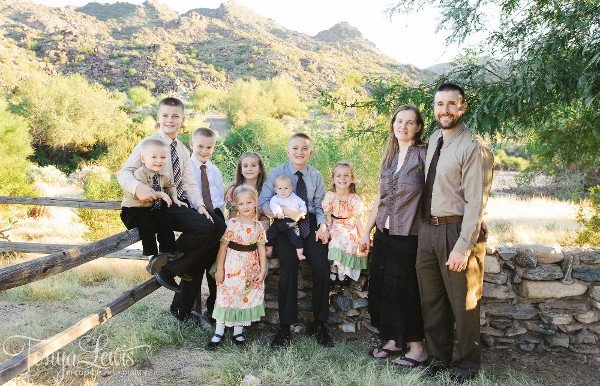 Steven Anderson með eiginkonu sinni, Zsuzsanna, og átta börnum. 