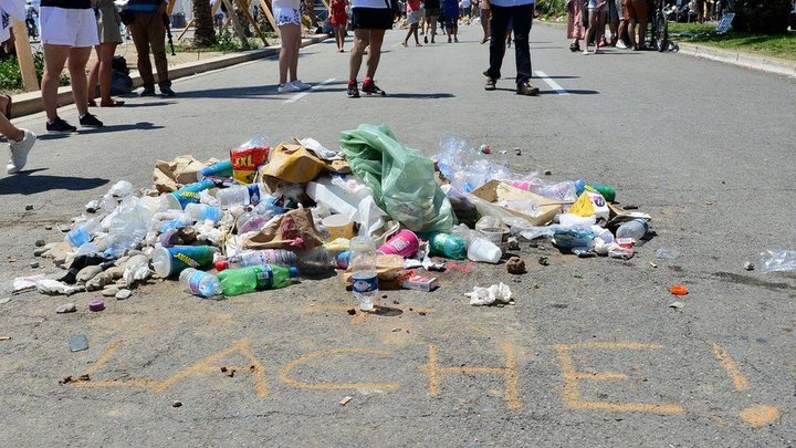 Andhelgidómurinn er í raun bara haugur af rusli. Fyrir framan hefur franska orðið „lâche“ verið krítað á götuna. Á íslensku þýðir það einfaldalega „heigull“.