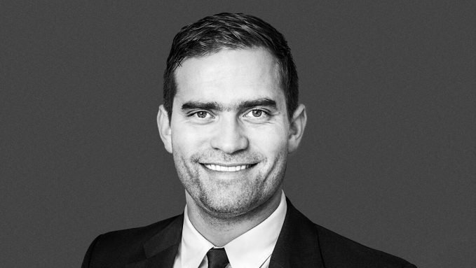 Andri Guðmundsson, sem starfar fyrir Fossa Markaði í Stokkhólmi í Svíþjóð, stýrði fundinum í Iðnó.