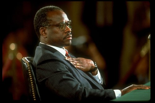 Hill neitaði alfarið að hafa áreitt Hill. Ásakanirnar væru runnar undan rifjum vinstrimanna sem vildu ekki fá þeldökkan íhaldsmann í hæstarétt.