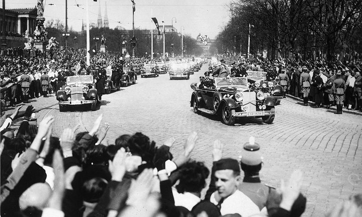 Mikil fagnaðarlæti mættu Adolf Hitler og hans mönnum er þeir óku inn í Vín eftir innlimunina.