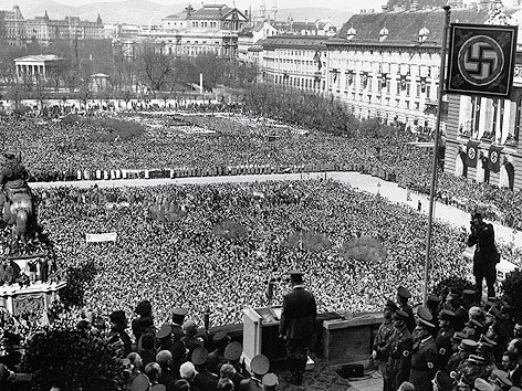 Þjóðverjar fengu hlýjar móttökur í Austurríki, en deilt hefur verið um hvort hugur hafi fylgt máli, eða hvort Austurríkismenn hafi verið kúgaðir til undirgefni.