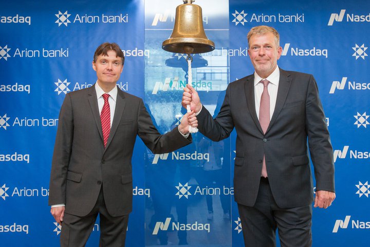 Höskuldur H. Ólafsson hringir bjöllunni frægu við upphaf viðskipta með bréf í Arion banka fyrir einu ári.