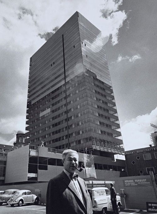 Hér er danski hönnuðurinn Arne Jacobsen fyrir framan SAS hótelið.