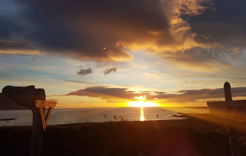 Miðnætursólin í Árneshreppi er mikið aðdráttarafl að sumri. Hér sést hún um miðja nótt í Trékyllisvík. Mynd: Sunna Ósk Logadóttir