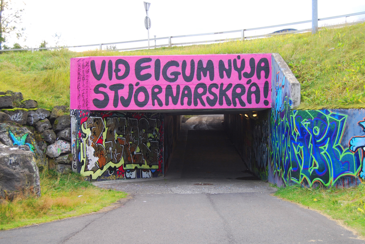 Veggverkið, sem málað var yfir daginn fyrir kosningar, hafði verið á þessum stað frá því síðasta haust.