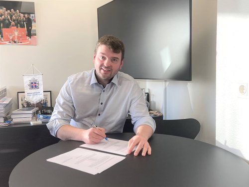 Ásmundur Einar Daðason fyrrverandi félags- og barnamálaráðherra undirritar hér reglugerð um desemberuppbót atvinnuleitenda árið 2020. Mynd: Stjórnarráðið