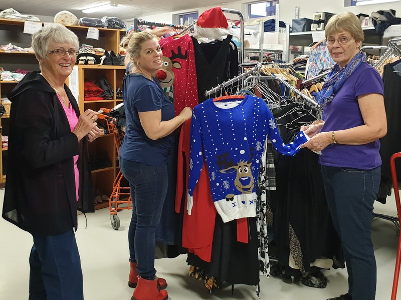 Sjálfboðaliðar hjá Hjálparstarfi kirkjunnar, þær Sigrún, Mjöll og Elsa, að störfum.