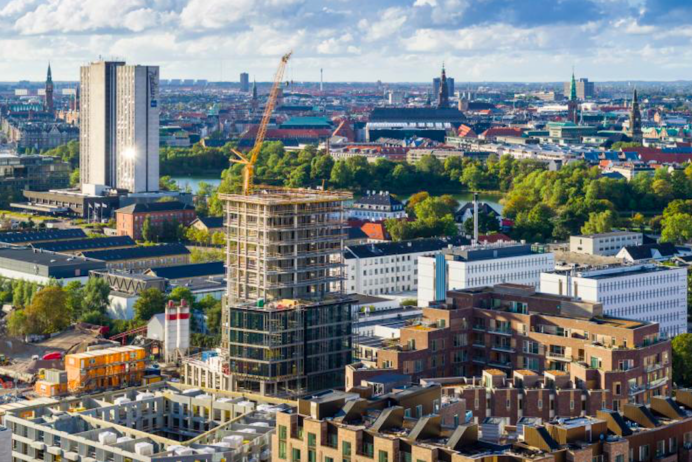 Njálsturn í uppbyggingu. Ljósu húsin hægra megin við turninn tilheyra Hafnarháskóla