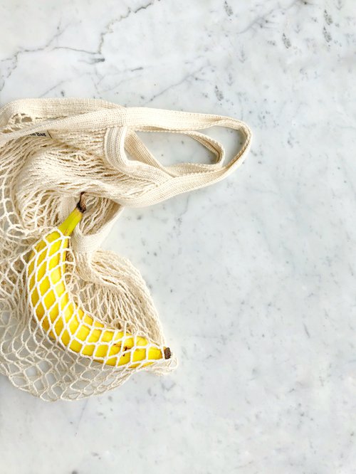 Hvetja fólk til að nota fjölnota burðarpoka. Mynd: Pexels