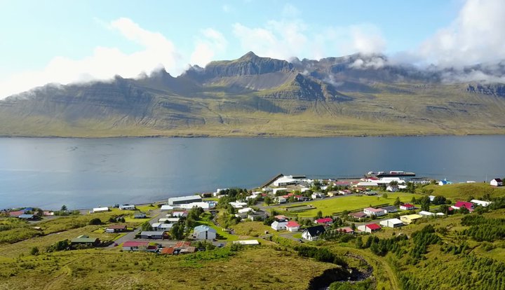 Í samfélaginu á Stöðvarfirði eru ekki allir sáttir með fyrirhugaða útgáfu rekstarleyfis til laxeldis gegnt bæjarstæðinu.