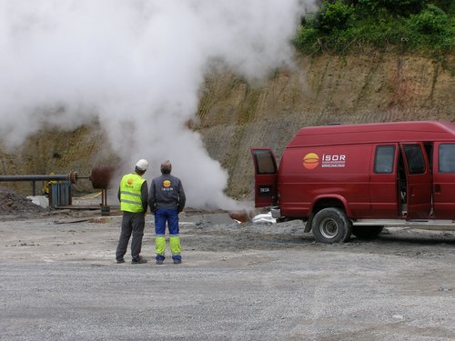 Mælingabíll frá ÍSOR mælir hita og þrýsting í borholu á Dominíku. Mynd: Aðsend.
