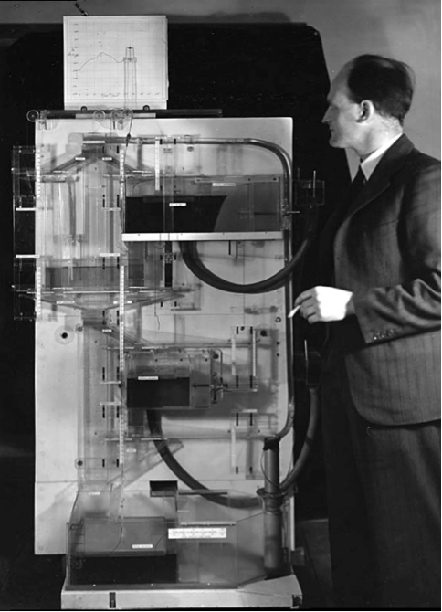 Bill Phillips sást sjaldan án sígó, það átti einnig við þegar hann sat fyrir með MONIAC.