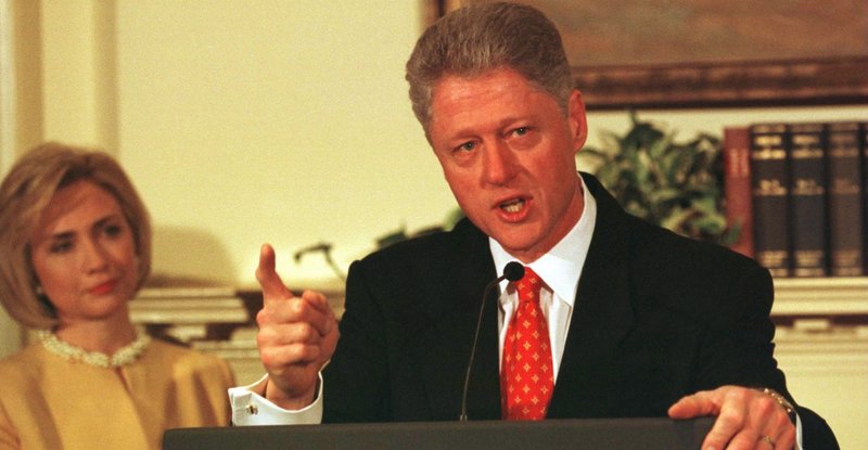 Bill Clinton flytur tilfinningaþrungna ræðu. Mynd: EPA: