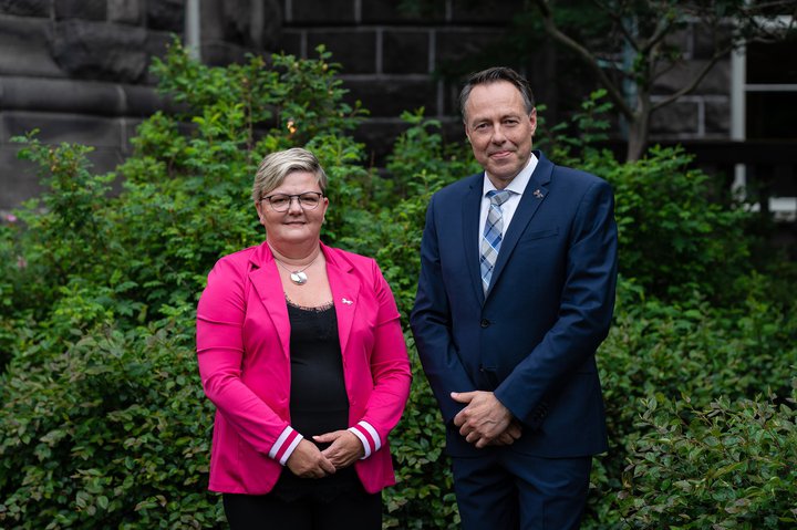 Í kærunni er þess krafist að Alþingi ógildi kosningu Birgis Þórarinssonar og staðfesti ekki kjörbréf hans. Þessi í stað eigi landskjörstjórn að gefa út kjörbréf til handa Ernu Bjarnadóttur, frambjóðanda Miðflokksins í Suðurkjördæmi.