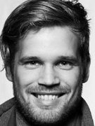 Birgir Haraldsson, er með MS gráðu í hagfræði frá NYU, og hefur unnið um árabil á fjármálamarkaði í New York.