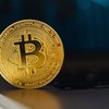 Bitcoin er langþekktasti og verðmætasti rafeyririnn af þeim hundruðum sem til eru. Danskur kennari hefur farið vægast sagt flatt á fjárfestingu sinni í rafeyrinum.