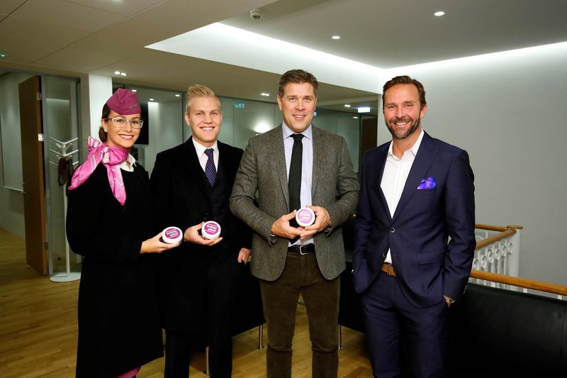 Bjarni Benediktsson tekur við smyrsli.