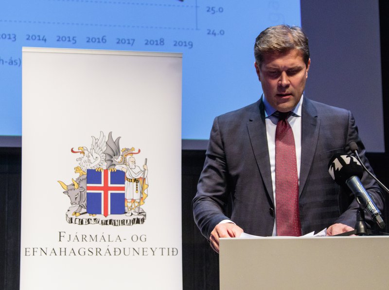 Bjarni Benediktsson fjármála- og efnahagsráðherra. Hann hefur ekkert gefið út um það, að ríkið muni stíga inn í stöðu mála í flugiðnaði, til að liðka fyrir sameiningu eða viðskiptum.