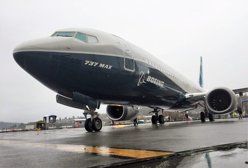 Kyrrsetning á 737 Max vélum Boeing, eftir hörmuleg flugslys þar sem 346 létust, hefur haft víðtæk áhrif víða um heim. Þar með talið á Íslandi, en dregið hefur úr sætaframboði til landsins, meðal annars vegna kyrrsetningar á 737 Max vélunum, samkvæmt tilkynningum frá Icelandair.
