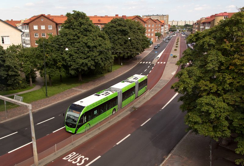 Borgarlínunni verður gefið pláss í skipulagsrýminu svo að leið vagnanna sé ávalt greið. Ekki er gert ráð fyrir að lest gangi eftir Borgarlínunni, enda dugar íbúafjöldi á Íslandi ekki til þess að réttlæta fjárfestingar við slíkt. Mynd: John Niklasson
